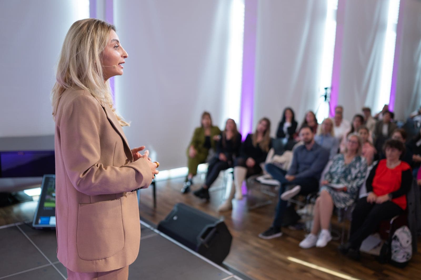 Sarah Ilic delivering a stage talk in Frankfurt